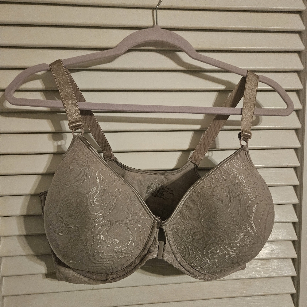 Elegant Beige Underwire Bra By Bali Size 42D Hook Front